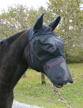 Maska proti hmyzu pro koně s ochranou síťkou na uši nozdry